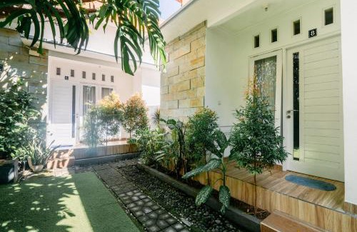 Sampalan House | Umah Putih