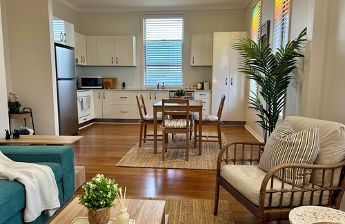 Inverell Apartment | UN!T S!X @the Byronn2 bedroom unit in the heart of Inverell