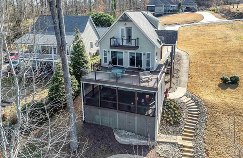Inman House | Unbeatable lake & mountain views in renovated, family-friendly, lakefront home