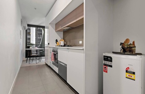 Melbourne Central Business District Apartment | Unbeatable Location - Sleek 1BR Melbourne Central