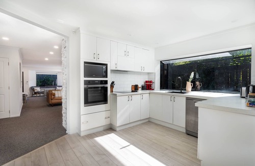 Taupo House | Unbeatable Location - Spa, 8 bedrooms - 50m from Lake