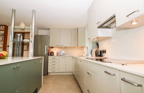 Stroud House | UNDER CATSWOOD, pet friendly, luxury holiday cottage in Stroud