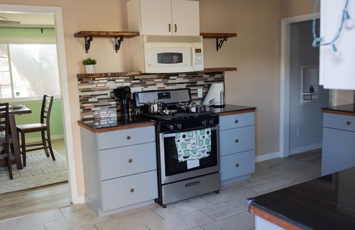 Broadmoor House | Under the Oak in Shreveport - Close to Barksdale, Hospitals, Downtown, and more!