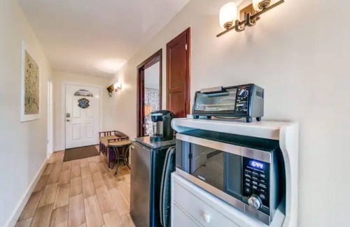 Universal City House | Under the Oaks, a charming, romantic retreat with hot tub and sauna