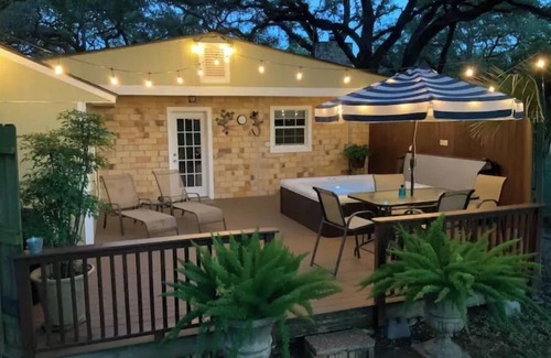 Universal City House | Under the Oaks, a charming, romantic retreat with hot tub and sauna