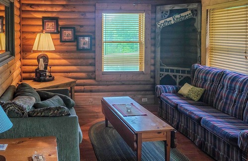 Henryville Cabin | Underwood Home w/ 40 Acres: Fire Pit, Private Lake
