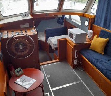 Nevers Boat Rental | Une nuit sur l'eau à bord de l'IDEAAL