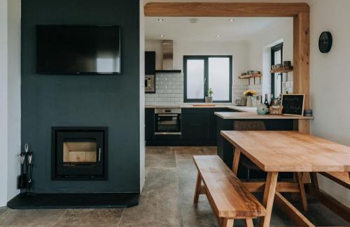 Penycwm Apartment | Unforgettable sea views, Hot tub, Modern property