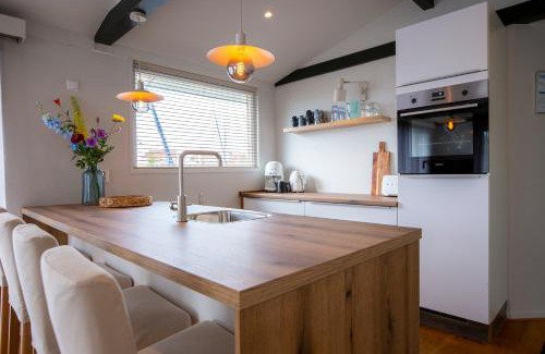 Harlingen Apartment | Unieke woonboot in Harlingen