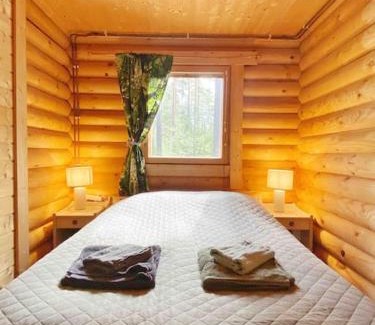 Tammela Ski Chalet | Uniikki lomamökki mäntymetsässä järven edustalla