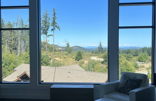 Bear Mountain Resort Condo | Unique 13ft ceiling condo/golf club/fitness facilities/outdoor pool/hiking π