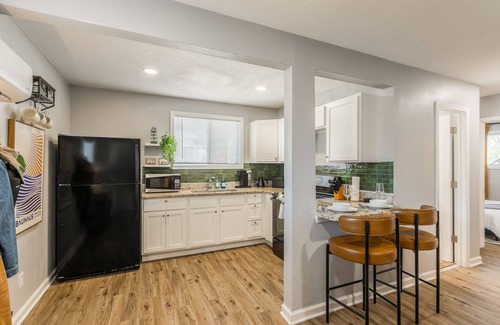 Riverside Apartment | Unique 2-bedroom apt in calm Riverside enroute between airport and Kansas City