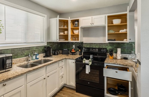 Riverside Apartment | Unique 2-bedroom apt in calm Riverside enroute between airport and Kansas City