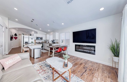 Summerlin House | Unique 2-Bedroom Las Vegas Home in Beautiful Summerlin- 15 Minutes to Strip