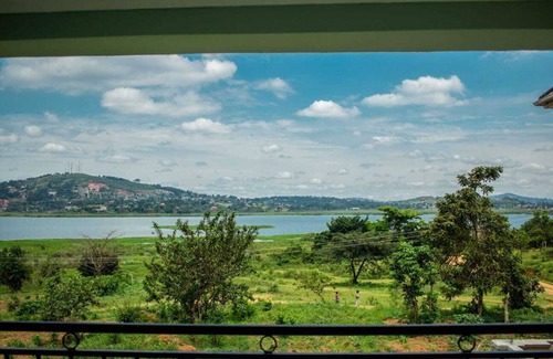 Entebbe Villa | Unique 5-bed lakeview villa with roofterrace, minibeach, sandpit and kids pond.