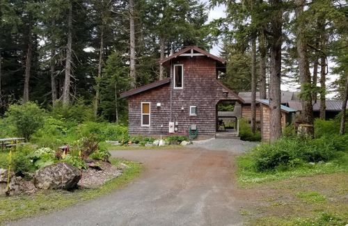 Juneau Cabin | Unique Alaskan Cabin, minutes from Airport & Ferry - private sauna!
