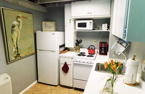 Inlet District Apartment | Unique and Charming-Waterfront Studio Cottage - Queen bed & Dock
