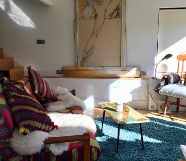 Pewsey Apartment | Unique Artists studio with a private garden.