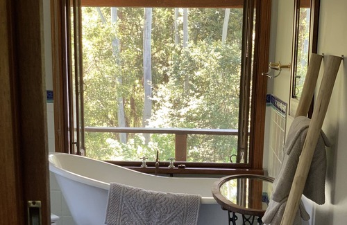 Lorne House | Unique, boutique, country-style accommodation.