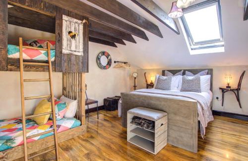 Pembroke House | Unique Cottage The Old Stables Pembrokeshire Sleeps 8 - Welsh Tourist Board Award 5 Stars