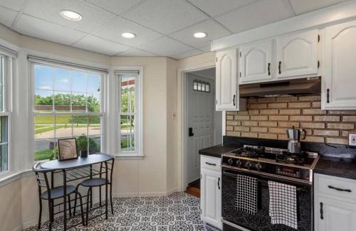 Ferndale House | Unique & Cozy Hideaway!