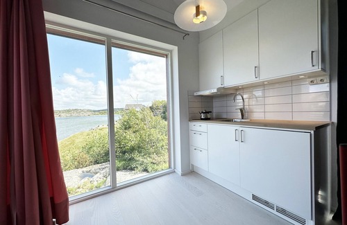 Karna House | Unique holiday home 10 meters from the water, Lilla Fjellsholmen | SE09040