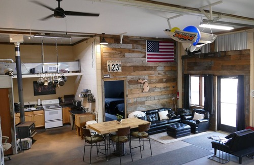 Bessemer House | Unique Industrial 4 season recreational basecamp centrally located!