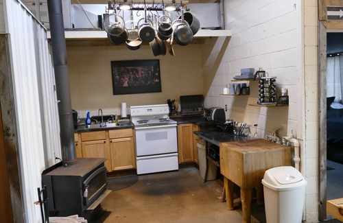 Bessemer House | Unique Industrial 4 season recreational basecamp centrally located!