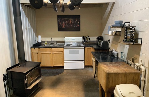 Bessemer House | Unique Industrial 4 season recreational basecamp centrally located!