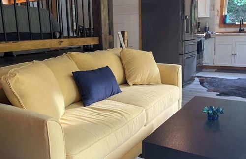 Primrose Cabin | Unique Luxury Cabin w/King Bed/Hot Tub in RRG!