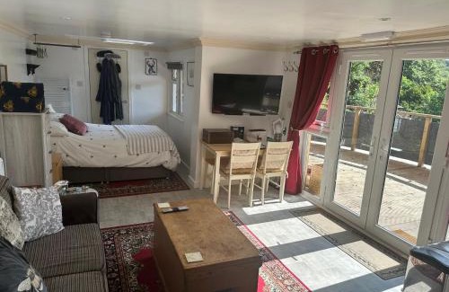 Larkhall Apartment | Unique Orchard Lodge for couples with hot tub