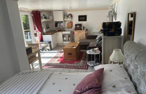 Larkhall Apartment | Unique Orchard Lodge for couples with hot tub