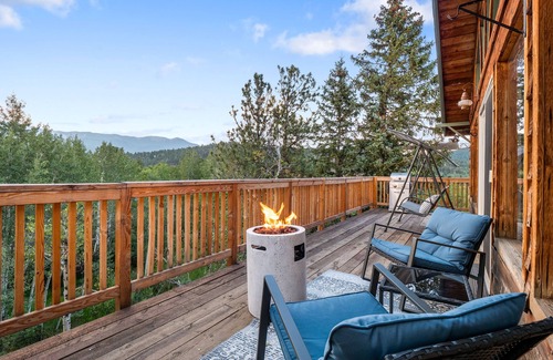 Bailey Cabin | Unique, Romantic Getaway - 1 hr to Denver - Hot Tub - Views