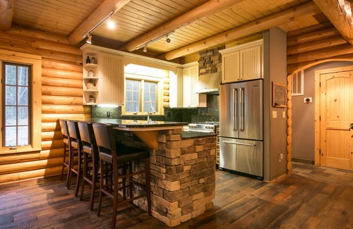 Volcano Cabin | Unique, Secluded, Luxury Log Cabin in the Gold Country w/EV Charger