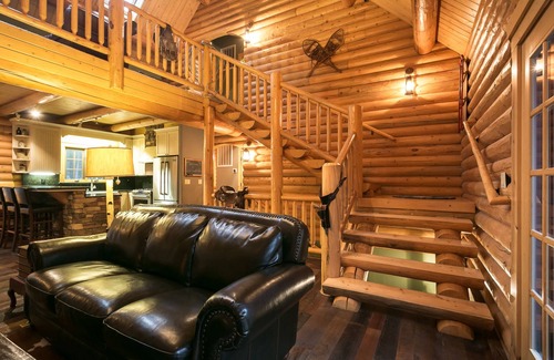 Volcano Cabin | Unique, Secluded, Luxury Log Cabin in the Gold Country w/EV Charger