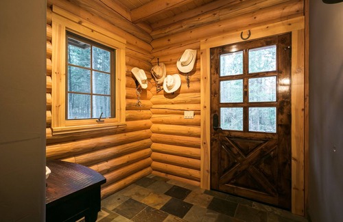Volcano Cabin | Unique, Secluded, Luxury Log Cabin in the Gold Country w/EV Charger