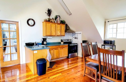 Cave Junction House | Unique Southern Oregon retreat with kids' items & washer/dryer - dog-friendly