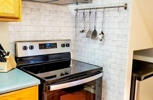 Cave Junction House | Unique Southern Oregon retreat with kids' items & washer/dryer - dog-friendly
