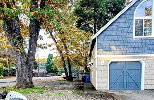 Cave Junction House | Unique Southern Oregon retreat with kids' items & washer/dryer - dog-friendly