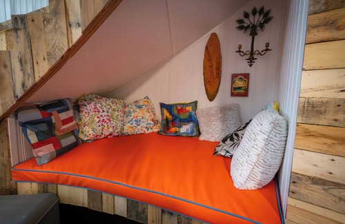 Mount Sterling Bed & Breakfast | Unique Stay in Hermann Grain Bins Guest Grain Bin Foghorn Leghorn