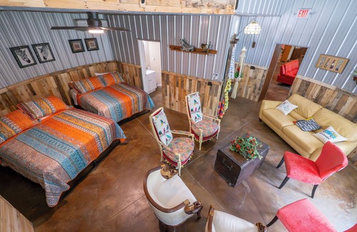Mount Sterling Bed & Breakfast | Unique Stay in Hermann Grain Bins Guest Grain Bin Foghorn Leghorn