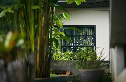Nang Lae Cottage | Unique stilted wooden house near Black House museum