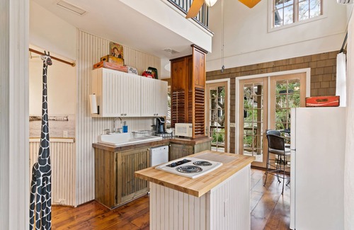 King City House | Unique Treehouse near the Village sleeps 6 guests