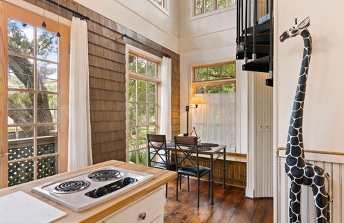 King City House | Unique Treehouse near the Village sleeps 6 guests
