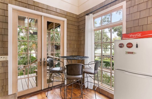 King City House | Unique Treehouse near the Village sleeps 6 guests