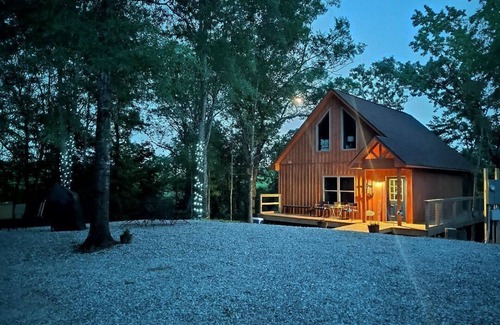 Jones Mills Cabin | Unique Treehouse property at Lake Catherine. Lake toys included.