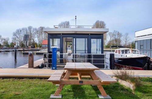 Offingawier Boat Rental | Unique vacation home
