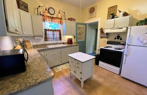 Oregon Cottage | Unique Victorian Cottage Close to Town