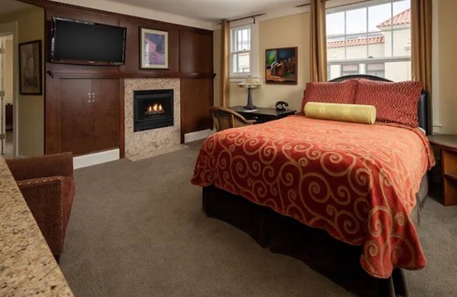 Astoria Hotel | Unique Victorian Room w/Heated Bathroom Floor & Rooftop Views in Downtown