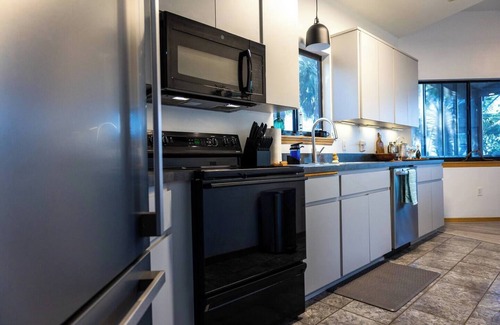 Crystal River House | Unique Waterfront Treetop Loft House Sleeps 6